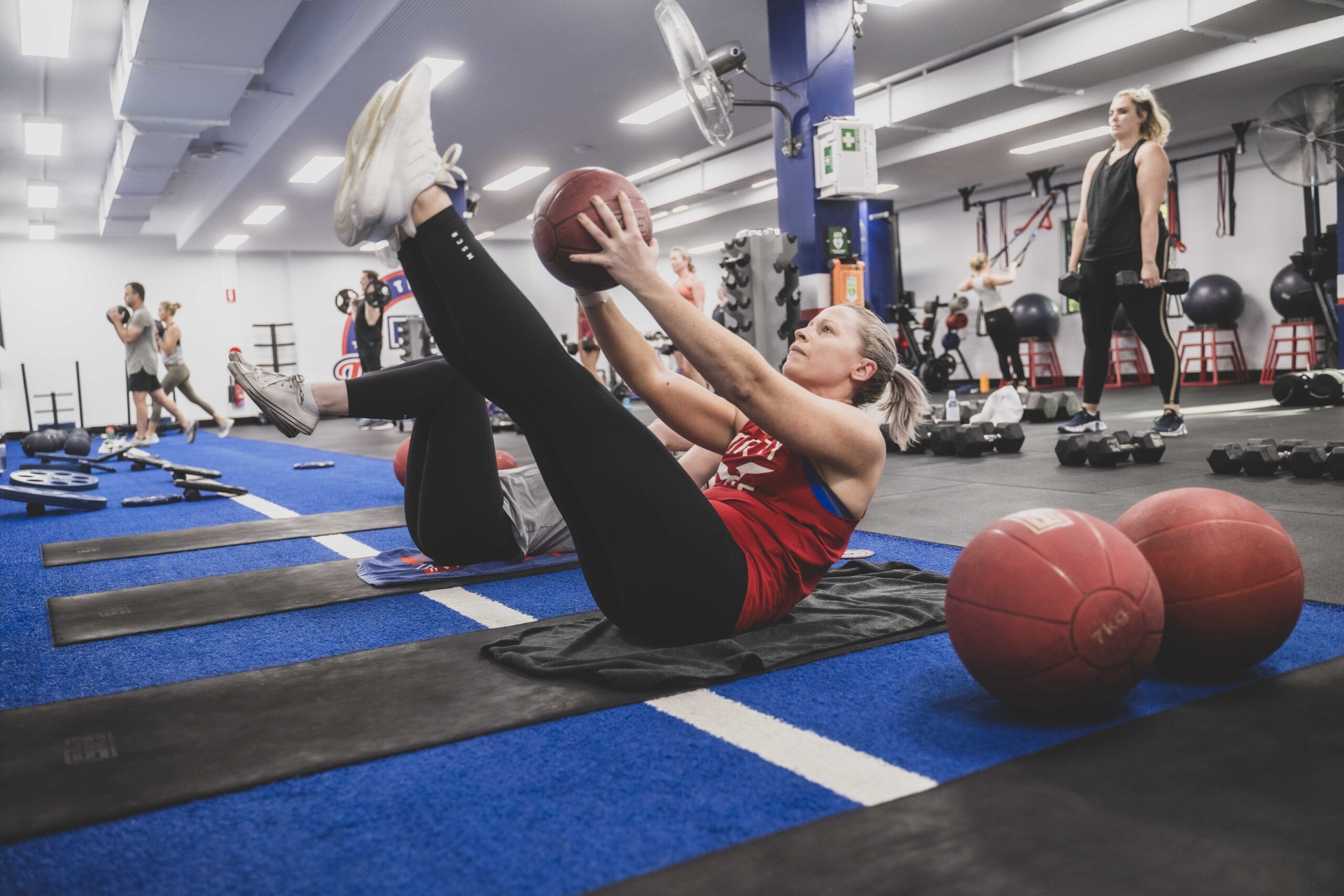 Is F45 beginner friendly? A group of beginners working out at an F45 class with trainer guidance.